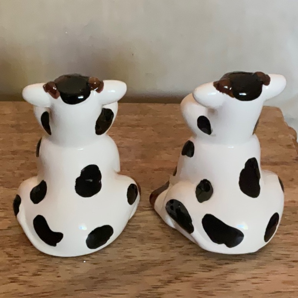Adorable Cows Salt & Pepper shakers. Whimsical, cute, 2.5”, Country Farmhouse - Picture 3 of 5
